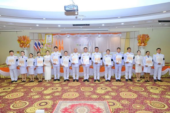 พช.ปากพะยูน ร่วมพิธีมอบแบบลายผ้าพระราชทาน “ลายขอสมเด็จฯ - เจ้าฟ้าฯ” และ “ลายบุปผาบรมราชินีนาถ” สืบสานภูมิปัญญาผ้าไทยสู่สากล